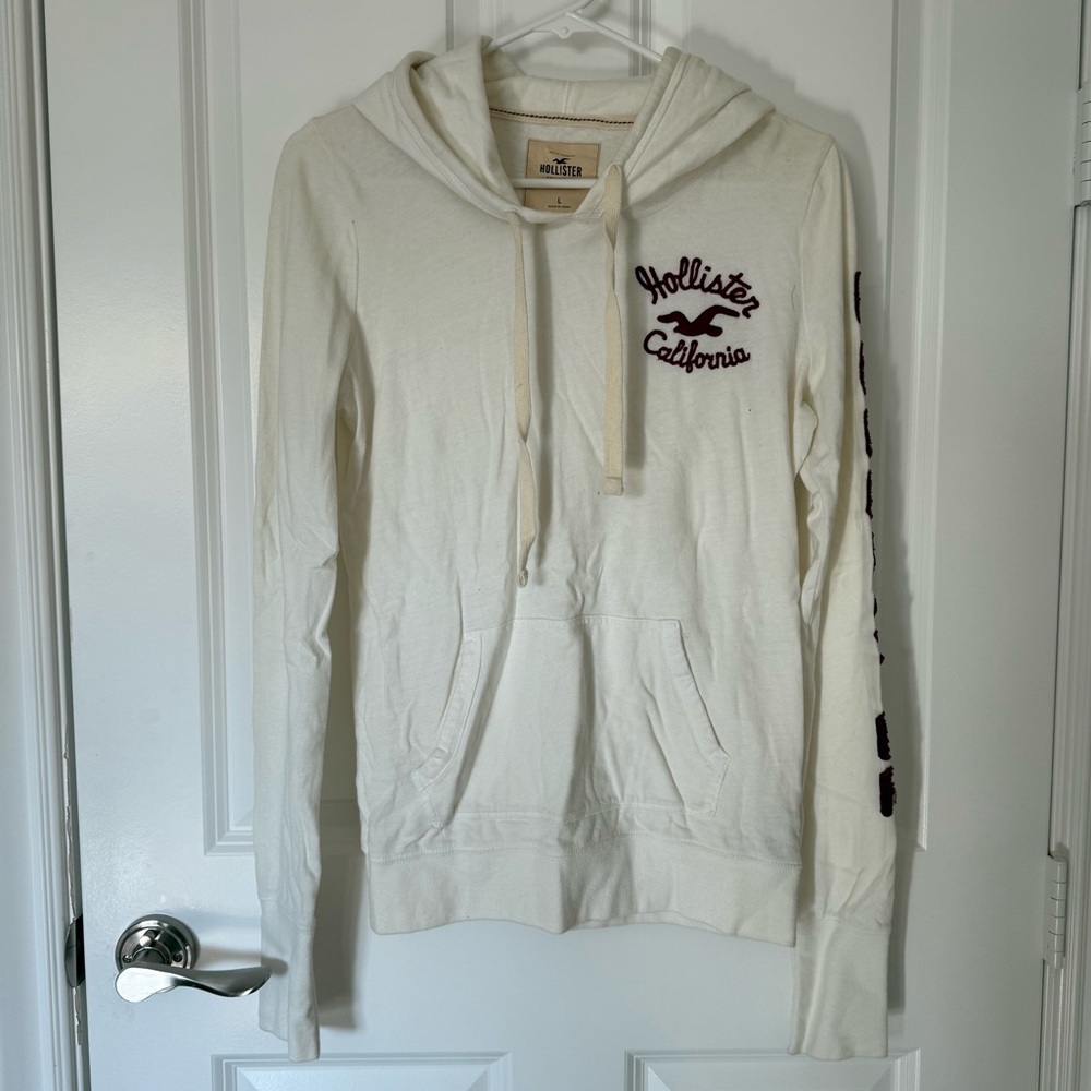 Hollister Beige Sweatshirt – Classic, Comfy & Cozy